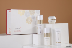 由夏入秋美白方法有一套：片仔癀牌雪肌无瑕润